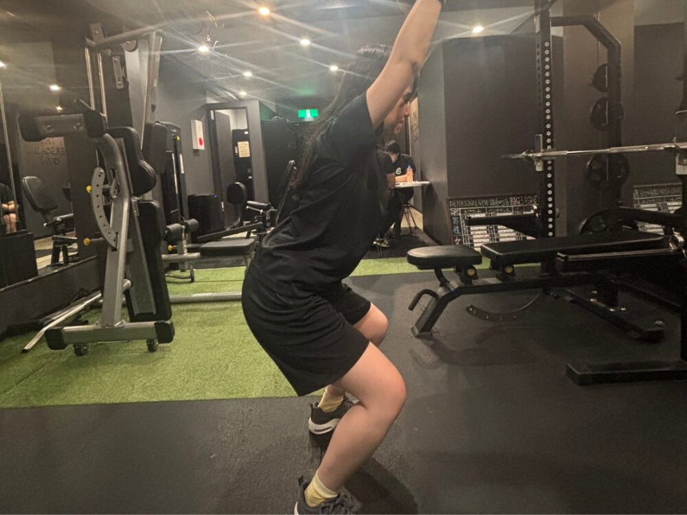 女性　スクワッド　腰丸まる