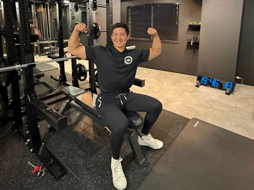 門前仲町のパーソナルジムのトレーニング空間で、小泉トレーナーがお客様に寄り添いながらマンツーマン指導を行っている様子