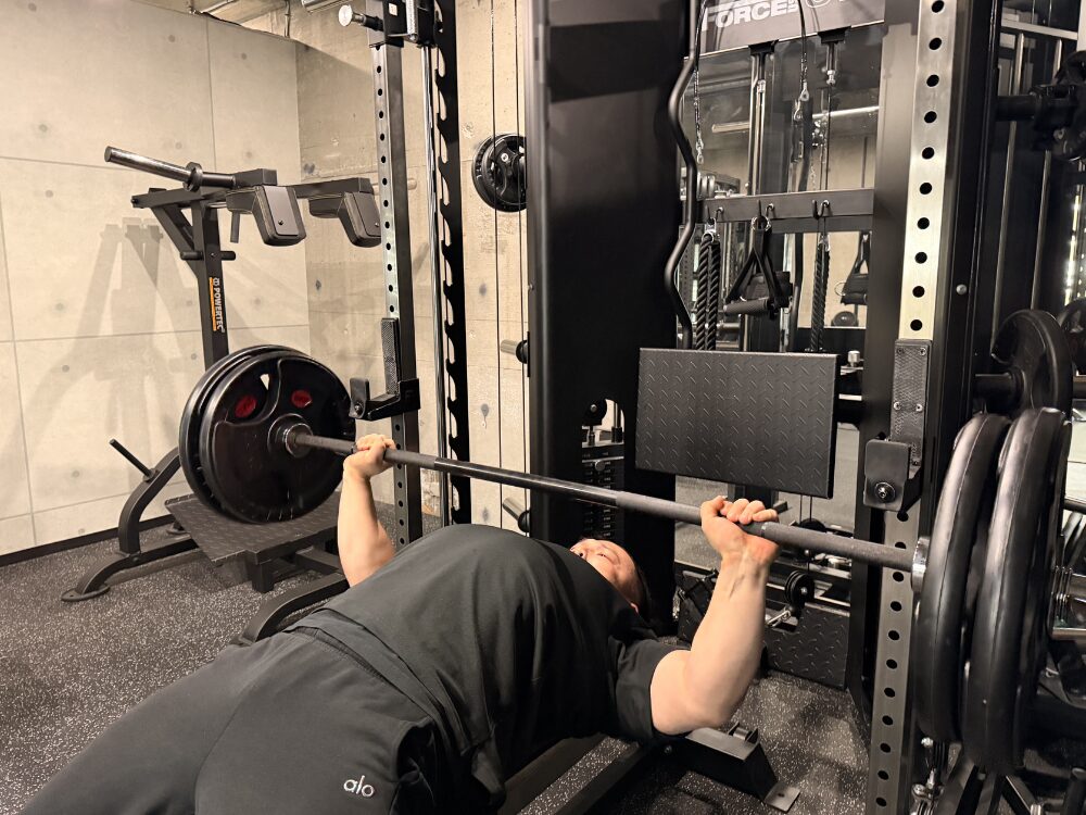 ザ パーソナルジム綾瀬店のトレーナーがベンチプレスをしている