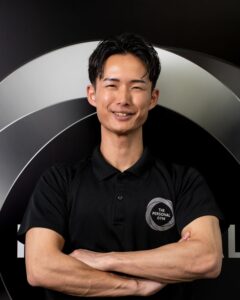 荒針トレーナーが腕組みしている写真