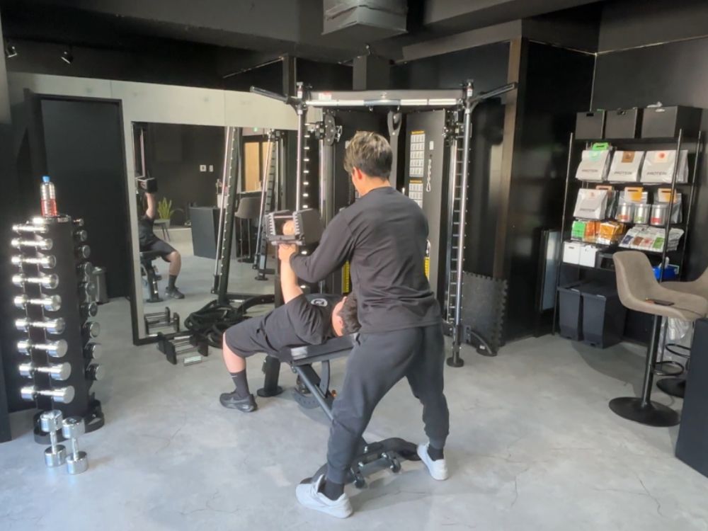 Y様トレーニング中「インクラインダンベルフライ」