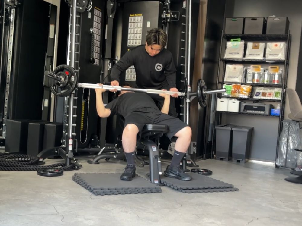 Y様トレーニング中「スミスインクラインチェストプレス」