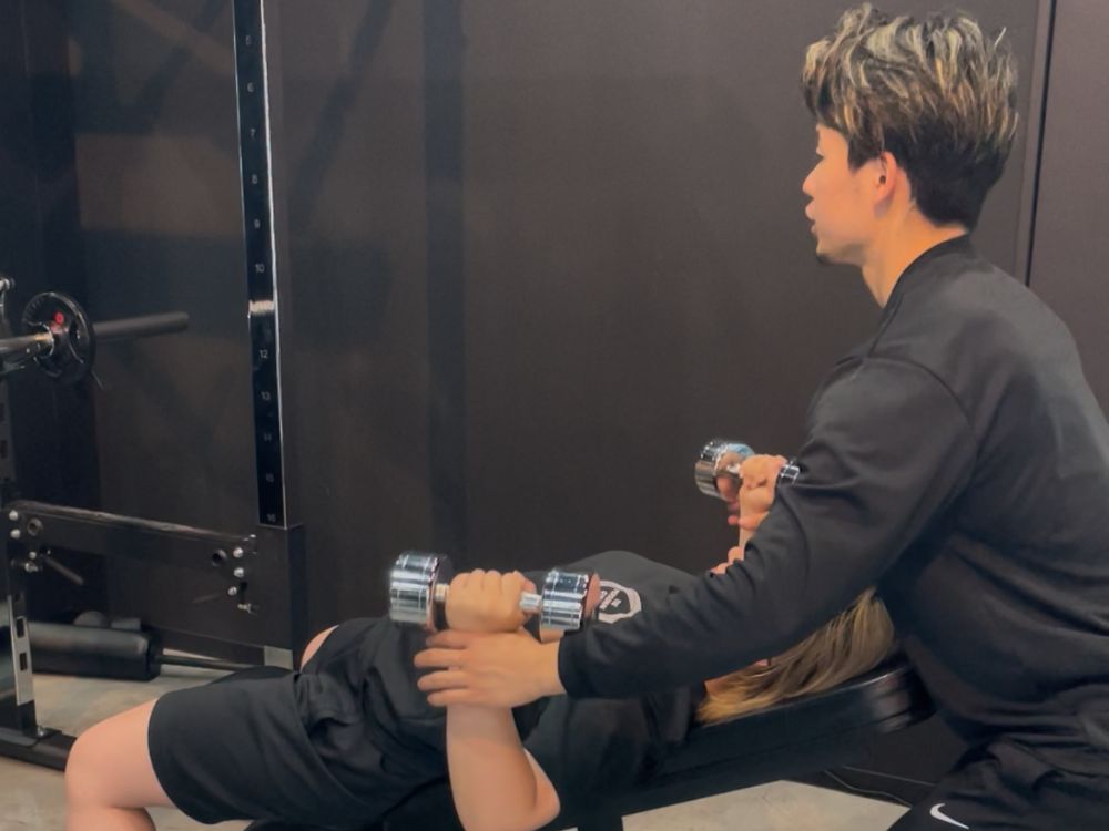 K様のトレーニング風景「インクラインダンベルフライ」