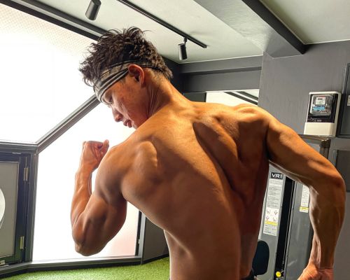 荒針トレーナーの背中