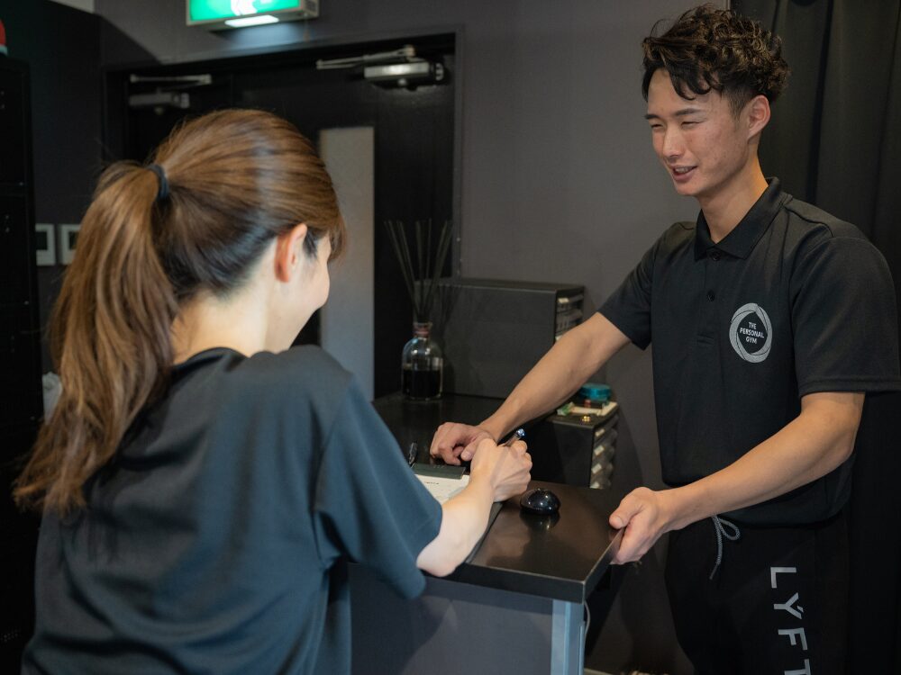 お客様にプロテインを渡している写真