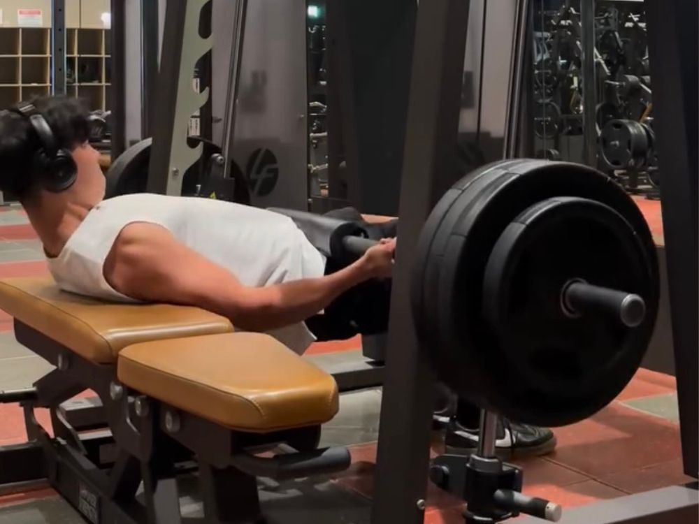 伊藤がヒップスラストする画像