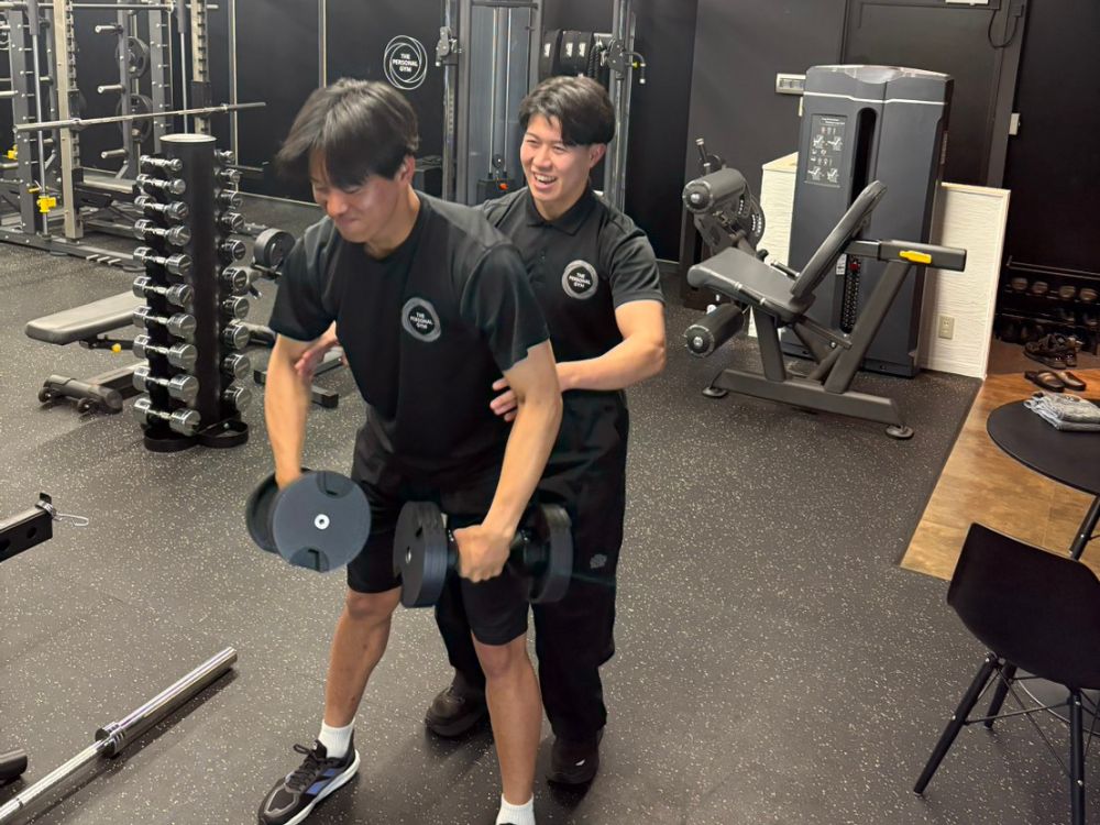 サイドレイズを教える伊藤