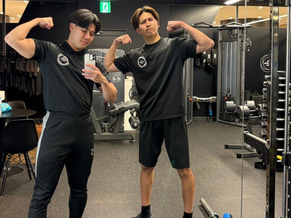 お客様とツーショットする伊藤