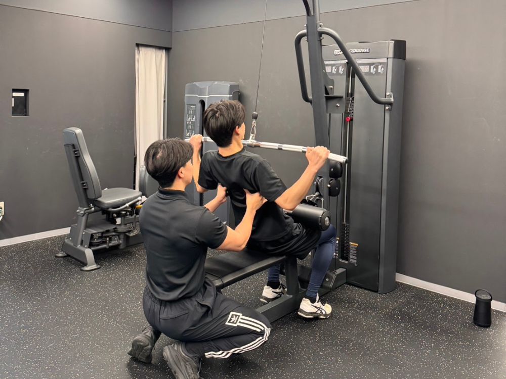 ラットプルダウンで補助する伊藤