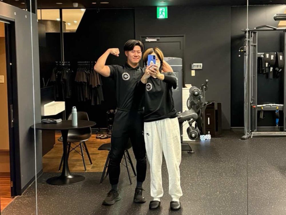 お客さんと写真を撮る伊藤