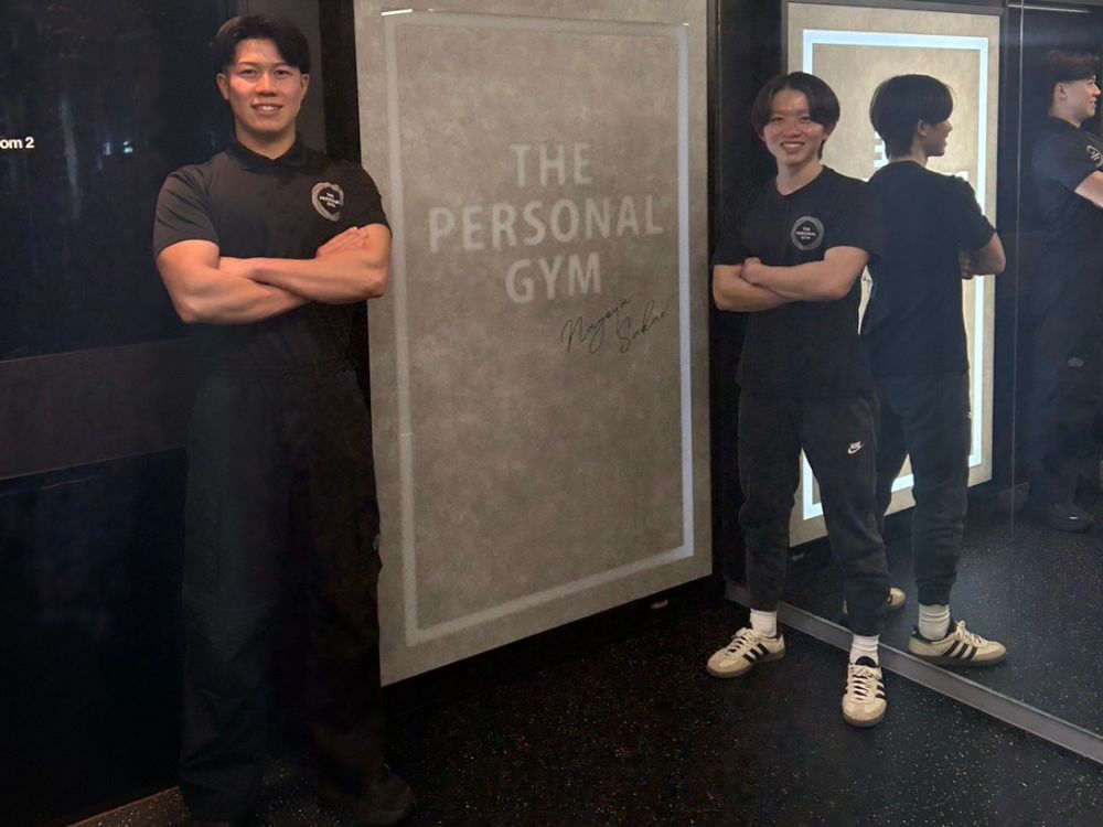 THE PERSONAL GYM(ザ パーソナルジム)名古屋栄店にてお客様とツーショット写真を撮る伊藤