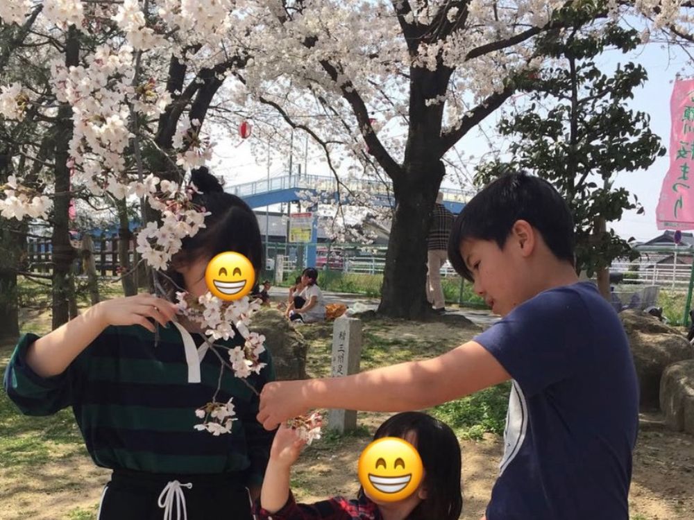 庄内緑地公園でいとこと花見をする伊藤(小学生時代)