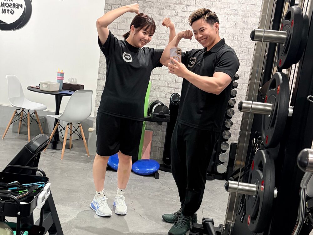 西武新宿線の下井草駅・鷺ノ宮駅から通いやすいTHE PERSONAL GYM(ザパーソナルジム)下井草店のお客様とトレーナーの写真