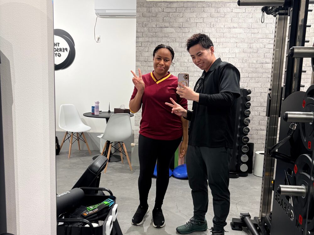西武新宿線の下井草駅・鷺ノ宮駅から通いやすいTHE PERSONAL GYM(ザパーソナルジム)下井草店のお客様とトレーナーの写真