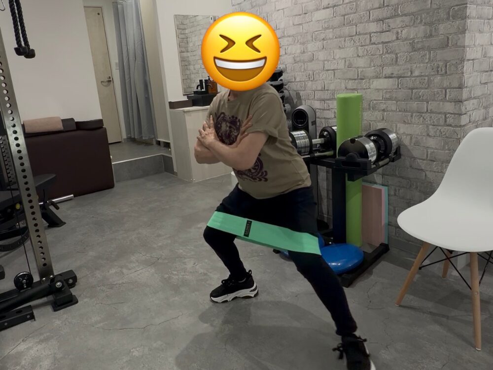 西武新宿線の下井草駅・鷺ノ宮駅から通いやすいTHE PERSONAL GYM(ザパーソナルジム)下井草店のお客様がモンスターウォークでお尻の筋肉を鍛えている写真