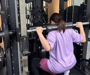 スクワットしている女性