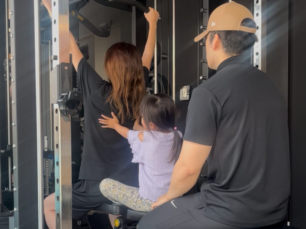 お子さま連れのお客様がトレーニングしている画像