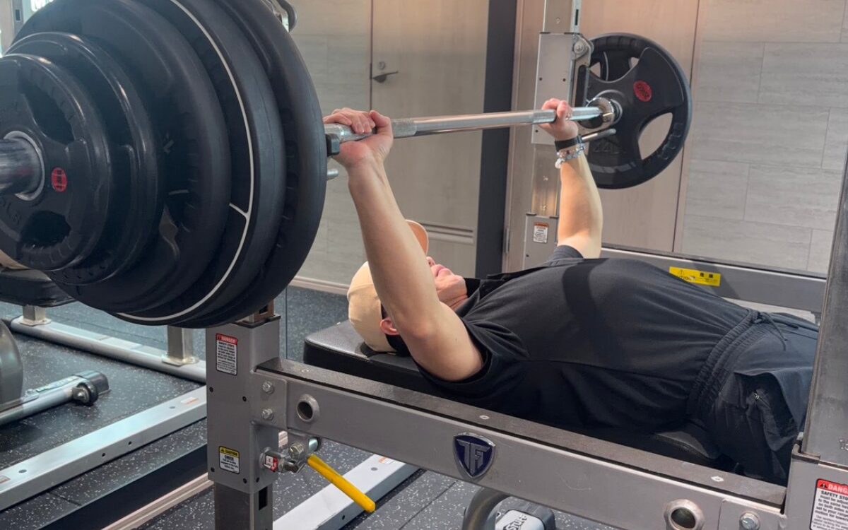 三田村トレーナーがベンチをやってる様子