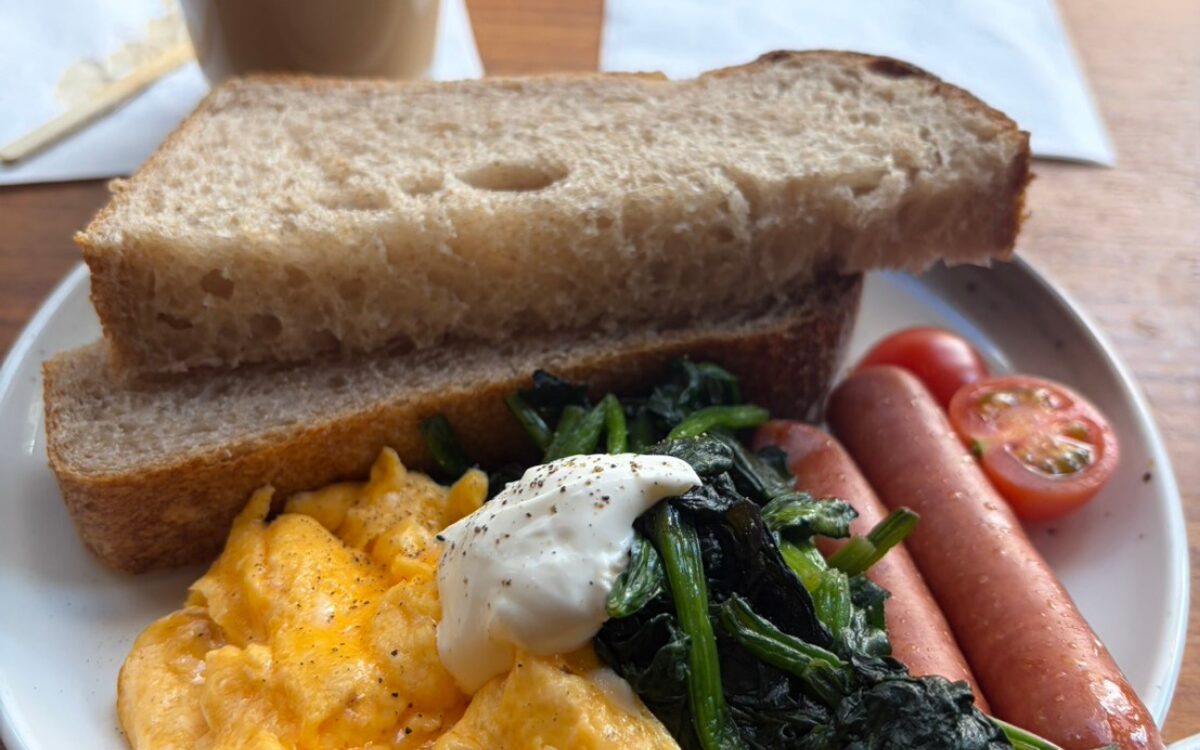 パンとソーセージ卵、ほうれんそう