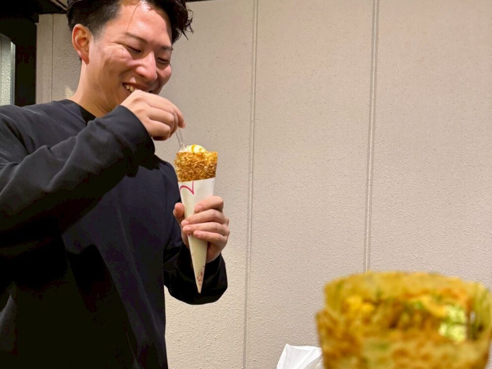 あまりの美味しさに笑顔になっている並木店長