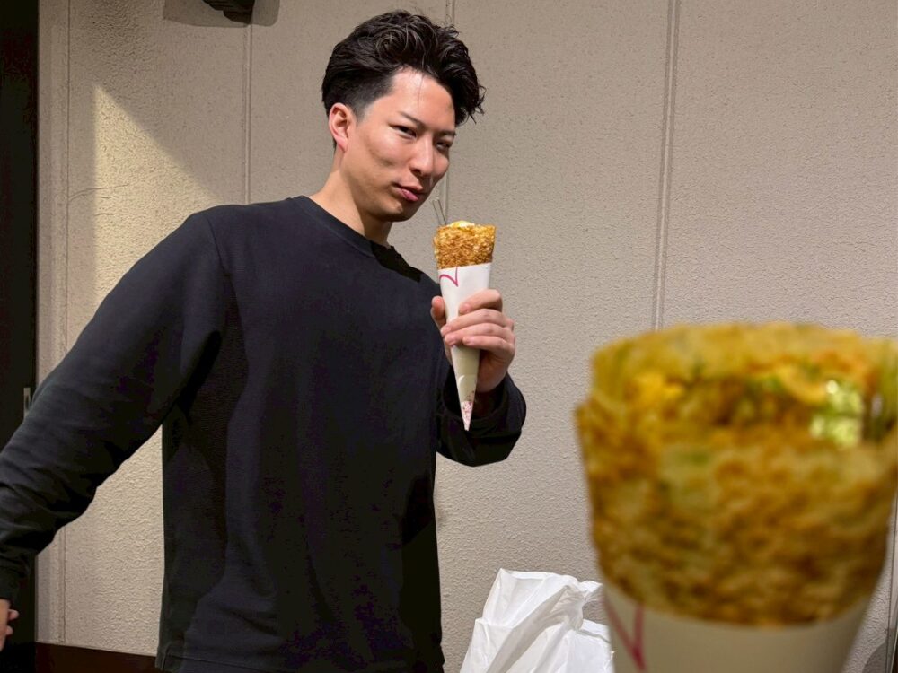 クレープ屋でキメている並木店長