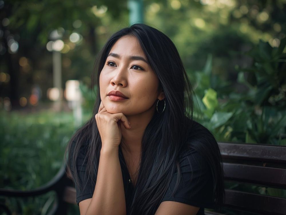 考えている女性 