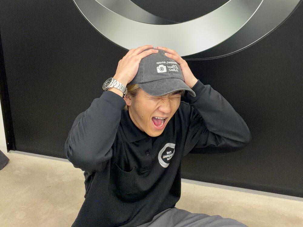 西田トレーナーが頭痛で痛がっている写真