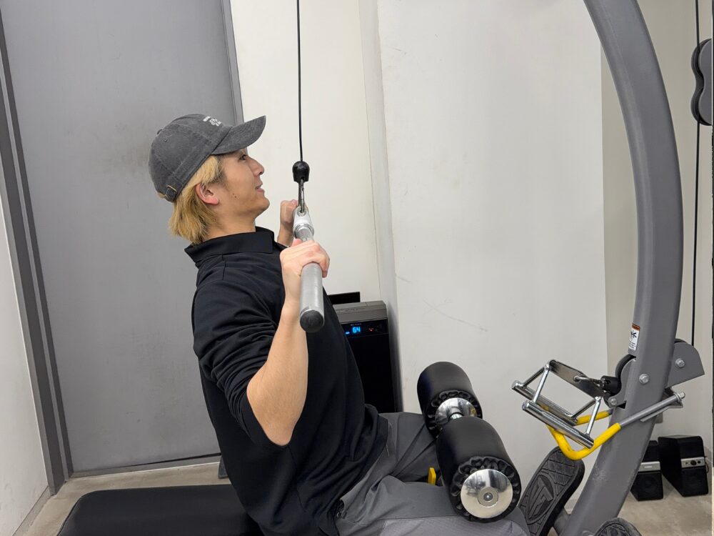 西田トレーナーが背中のトレーニングをしている写真