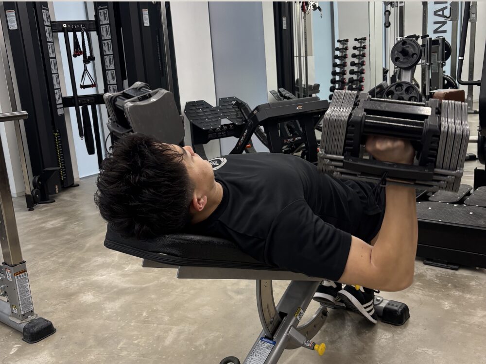 筋トレをしている男性の写真