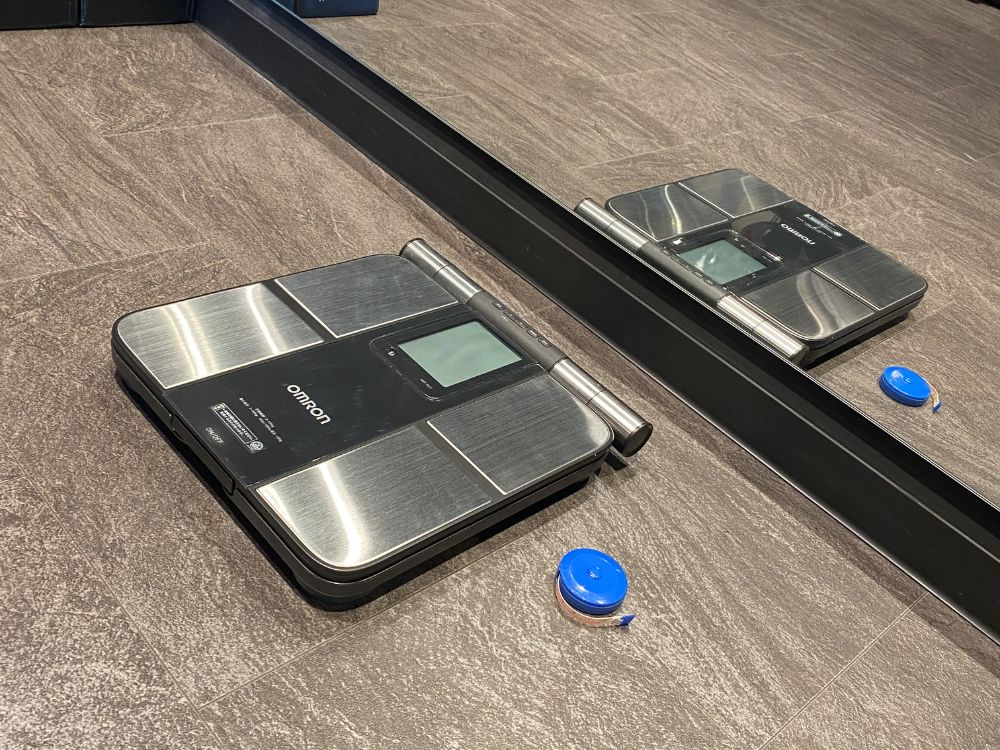 体重計、メジャー、鏡画像