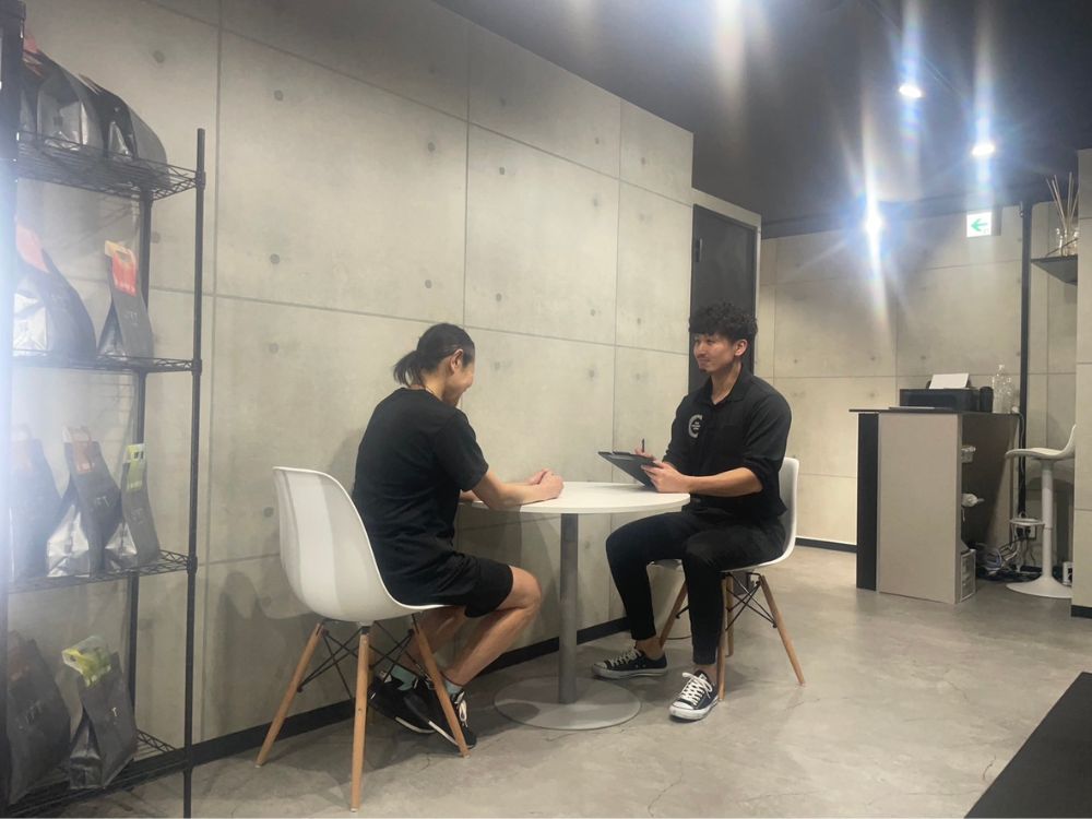 大宮のパーソナルジムでダイエットカウンセリングを行う様子