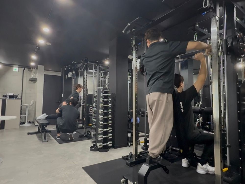 大宮のパーソナルジムでトレーナーとトレーニングを行う様子