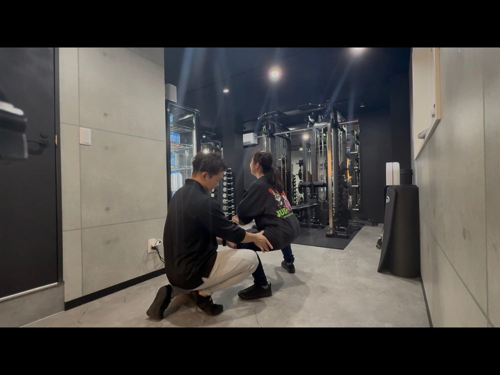 大宮のパーソナルジムでトレーナーがフォーム指導を行うトレーニング風景