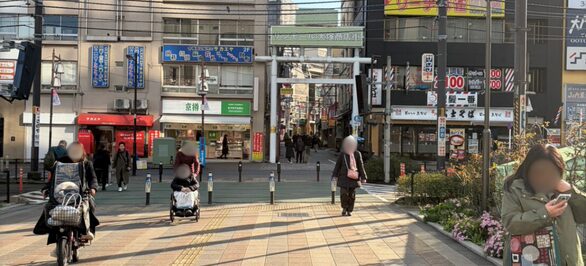 南口を出たら、正面の横断歩道を渡り、サンモール大塚商店街方面へ進みます。