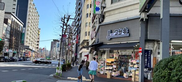 しばらく直進すると、タサキ薬局が見えてきます。
タサキ薬局が見えたら、その先の角までそのままお進みください。