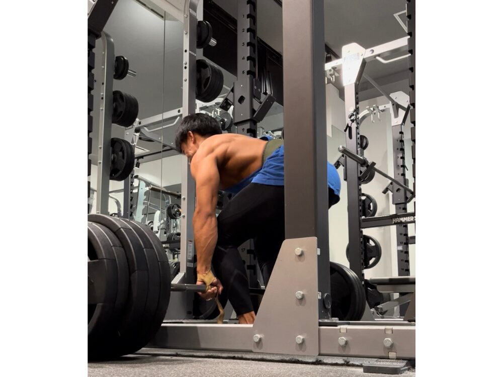 デッドリフトをしている様子