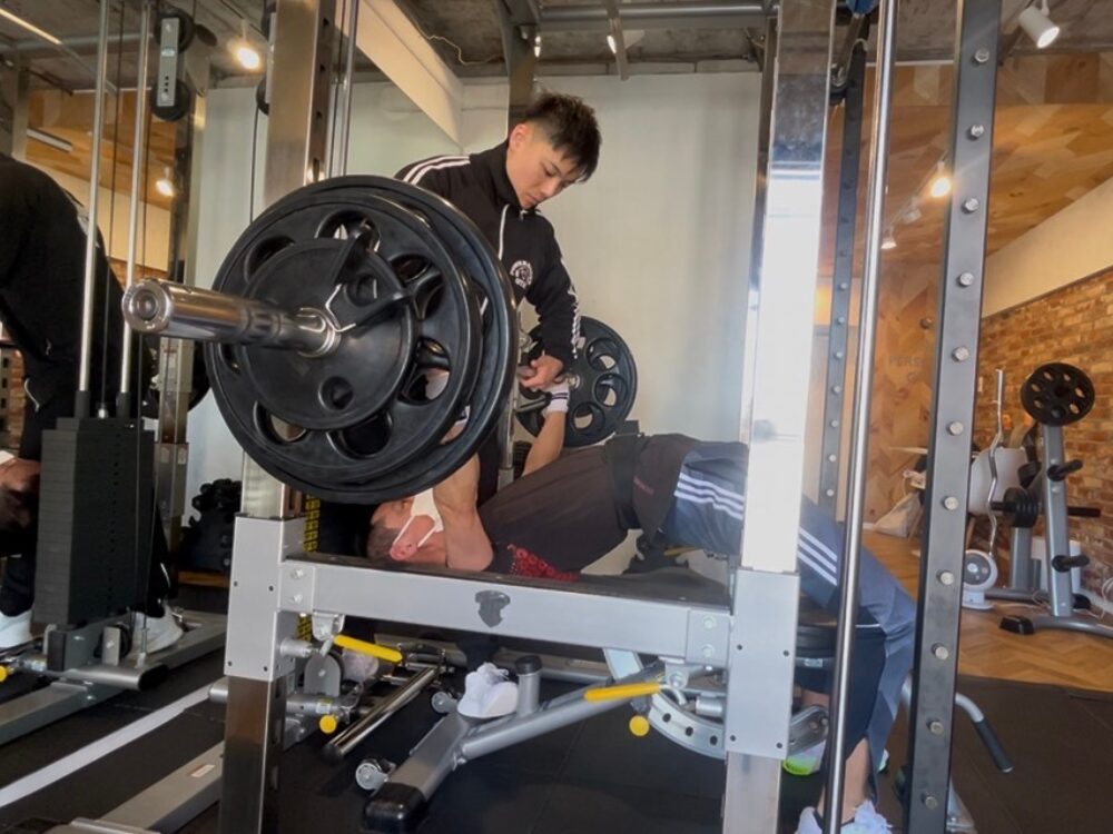 ベントプレスを行っている様子