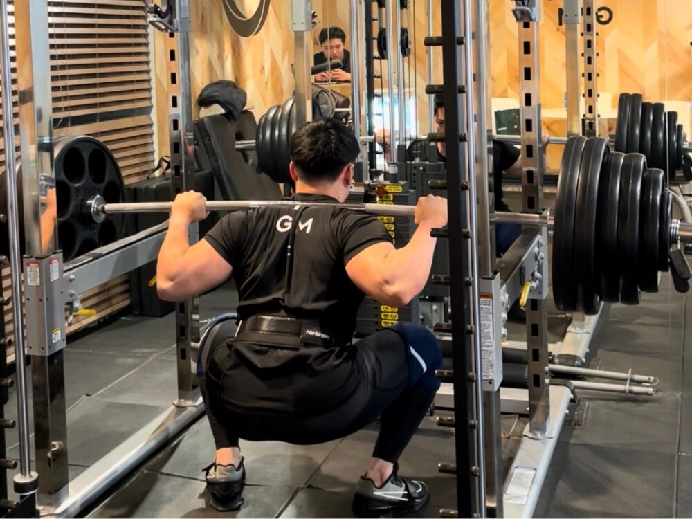 スクワットを行なっている様子