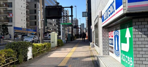 ローソンが目の前にあるのでそちらを直進します。