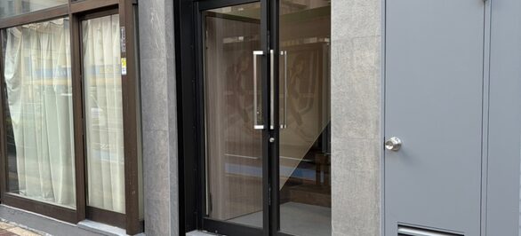 バス停の目の前の地下1階にございます。