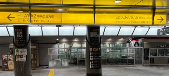 つくばエクスプレス線、つくば駅改札を出て、A4出口(駅前広場西方面)の階段を登ります。