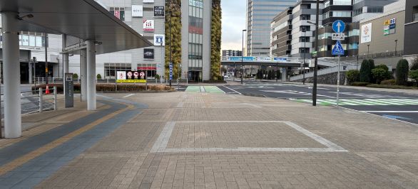 階段を登りきり、つくば駅のロータリーを左手にしながら直進します。
道中右側に大きなアカチャンホンポの看板がありますので、目印としてください。