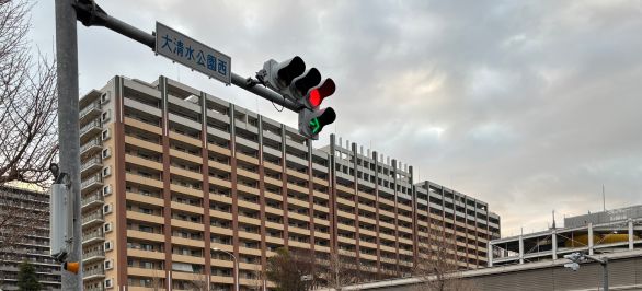 大通り(土浦学園線)にぶつかると、大清水公園西の交差点がありますので、横断してください。横断後左へ曲がり、直進します。