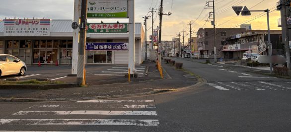 York Townや竹園1丁目東の交差点を通り過ぎると、ジェーソンつくば竹園店が左手に見えてきます。ジェーソンを左手にしながら左折横断します。