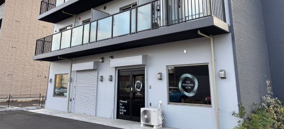 左折後ジェーソンの道路向かい側にあるグレーの建物がTHE PERSONAL GYMつくば店です。店舗は1階となります
