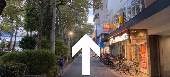 北口から直進しマクドナルドが見えてきます。
さらに直進します！
