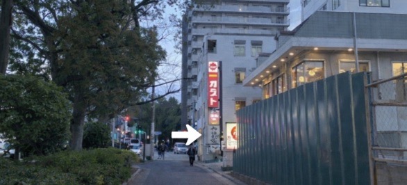 直進するとガストが見えてきます。
その交差点の角を右に曲がります。
