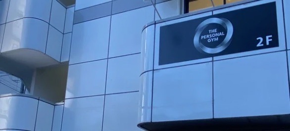 右に曲がって10メートル進むと右手にジムがあります！