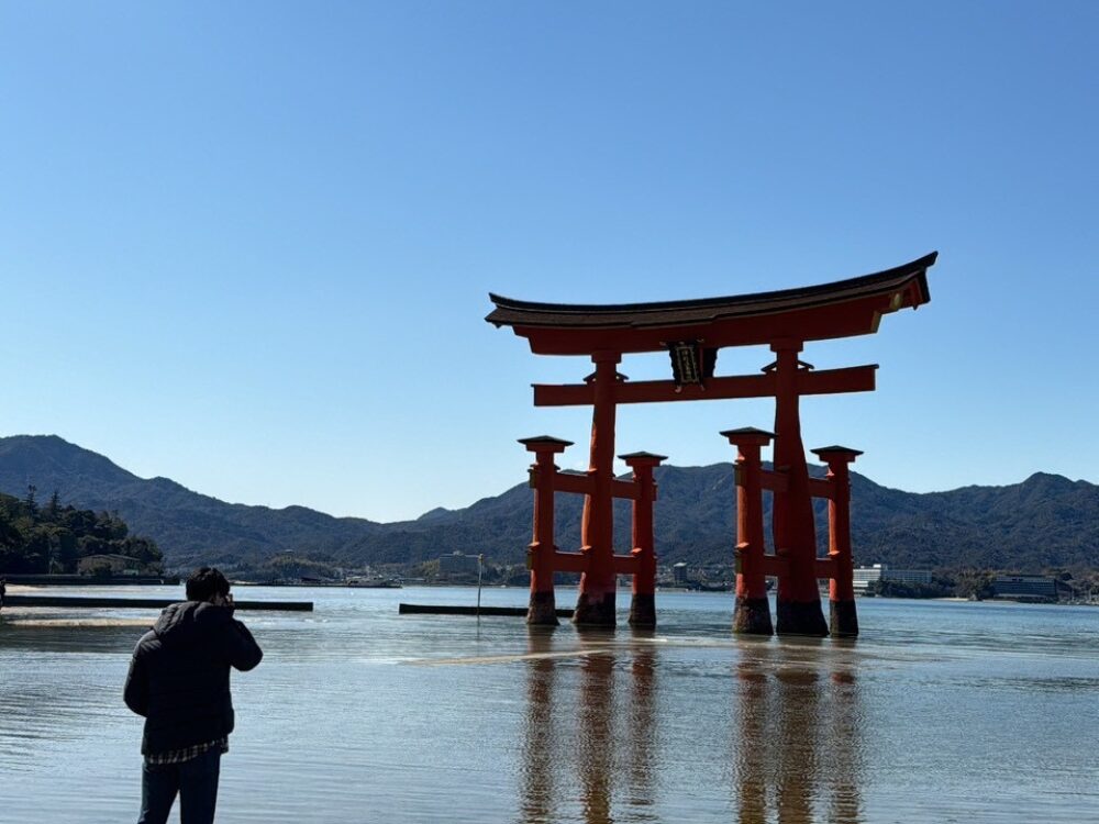 厳島神社と足立トレーナ後ろ姿写真