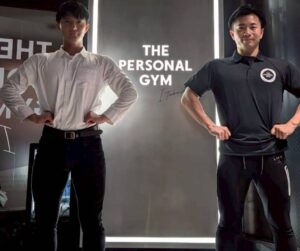 トレーナーとお客様がポーズしている